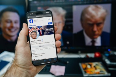 Paris, Fransa - 20 Ocak 2025: Bir akıllı telefon, Trump ve Elon Musk 'un bulanık geçmişiyle Donald J. Trump' ın Facebook sayfasını, profil afişini ve ayrıntılarını sergiliyor.
