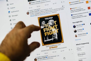 Paris, Fransa - 20 Ocak 2025: Donald Trump 'ın Dövüş Dövüş Beni ve resmi ürünleri tanıtan sosyal medya paylaşımını gösteren bir kullanıcı dokunmatik ekranla etkileşime girdi.