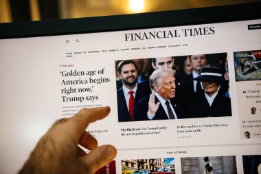 Paris, Fransa - 20 Ocak 2025: Amerika 'nın Altın Çağı başlığıyla birlikte Financial Times' ın açılış töreninde Donald Trump 'ın yer aldığı bir el yazısı web sitesine şu anda dokunmatik ekranda işaret ediyor.