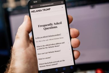 Paris, Fransa - 20 Ocak 2025: Bir akıllı telefon ekranında Melania Meme FAQ resmi sayfası gösteriliyor, ürünler, jetonlar ve blok zinciri ayrıntıları hakkında yanıtlar yer alıyor.