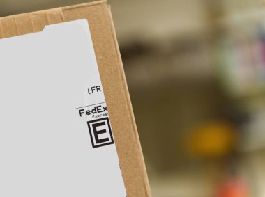 Paris, Fransa - 21 Ocak 2025: Fransa 'nın Strasbourg şehrindeki nakliye ve teslimat bilgilerini gösteren bir FedEx karton kutu etiketinin ayrıntılı yakın çekimi.