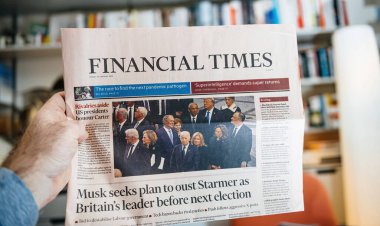 Paris, Fransa - 21 Ocak 2025: Financial Times gazetesinde Musk 'ın siyasi hırsları, ABD' nin Carter 'ı onurlandıran eski başkanları ve bir çalışma ortamında süper istihbarat talepleri başlıkları bulunan bir kişi.