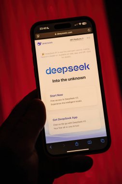 Paris, Fransa - 28 Ocak 2025: DeepSeek, OpenAI ile rekabet eden açık kaynaklı bir yapay zeka platformu olan R1 'i tanıttı. Özellikler arasında ücretsiz V3 erişimi ve devam eden yapay zeka deneyimleri için çok yönlü bir uygulama yer almaktadır..