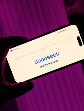 Paris, Fransa - 28 Ocak 2025: Smartphone ekranında DeepSeek-R1 fırlatma sayfası gösteriliyor.