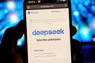 Paris, Fransa - 28 Ocak 2025: DeepSeek web sitesi, bilinmeyene ve DeepSeek-V3 'e canlı bir mavi arkaplan karşısında serbest erişimi destekleyen bir slogan sergiliyor