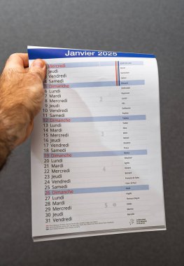 Mart 2025 için bir takvim sayfasında büyükanneler günü, Mardi Gras, Kül Çarşambası ve baharın gelişi vurgulanıyor. Azizlerin günleri ve önemli tarihleri içerir.