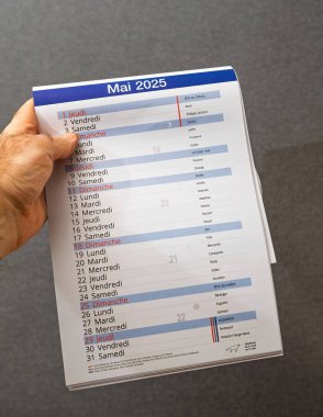 Mayıs 2025 için aylık takvim görüntüsü, haftanın günlerinin altı çizili olması, Fransız bayramlarının İşçi Bayramı gibi olması ve ilgili azizlerin adları.