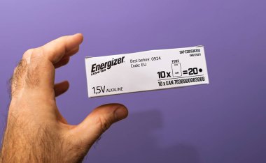 Paris, Fransa - 10 Ocak 2025: Son kullanma tarihi, özellikleri ve ambalaj tasarımı da dahil olmak üzere ürün detaylarını gösteren bir enerji pilinin yakın plan görüntüsü