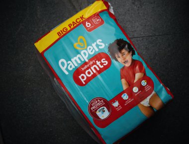 Paris, Fransa - 18 Mart 2023: Bebek Kuru Pantolon Paketi 6 numara, rahat ve kolay giyimlilik için tasarlanmış, kapağında gülümseyen bir çocuk ve büyük bir paket olarak etiketlenmiş..