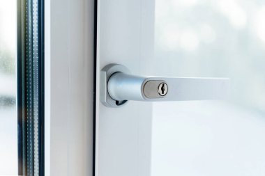 Modern yalıtımlı bir pencereye entegre edilmiş parlak bir pencerenin yakın plan görüntüsü, evlerin daha iyi korunmasını ve enerji verimliliğini sağlar.