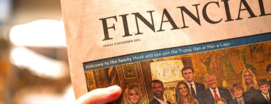 Paris, Fransa - 13 Kasım 2024: Financial Times 'ın 8 Kasım 2024 tarihli ön sayfasında, Musk ve oğlu bir aile portresi ile birlikte Mar-a-Lago Trump klanına katıldı.