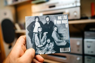 Paris, Fransa - 10 Aralık 2025: Rolling Stones albümünün arka kapağında bir el yapımı siyah-beyaz grup portresi ve şarkı listesi yer alıyor.