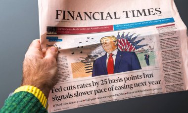 Paris, Fransa - 30 Aralık 2024: Federal Rezerv faiz kesintileri ve Donald Trump 'ın ekonomik ve resimli hali hakkında manşetler içeren Financial Times' ın bir kopyası bir kişide bulunuyor
