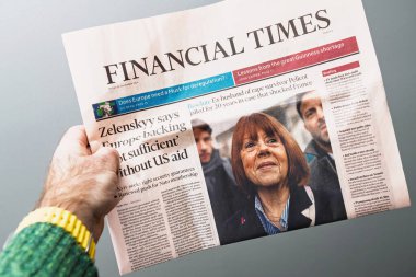 Paris, Fransa - 30 Aralık 2024: Zelensky 'nin Avrupa' nın ABD yardımına güvenmesi, NATO üyeliği tartışmaları ve Zelenskyys 'in bu konudaki açıklamasının başlıklarını içeren Financial Times gazetesinin bir kopyası bir kişide bulunuyor.