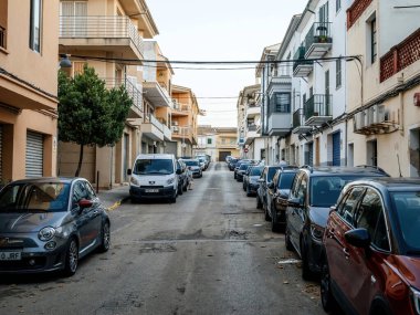 Inca, Mallorca - İspanya, 5 Temmuz 2024: İnka, Mallorca 'da dar bir yerleşim yeri, yakın park halindeki arabalar ve balkonlu çok katlı binalarla dolu, kentsel bir Avrupa atmosferi yaratıyor.