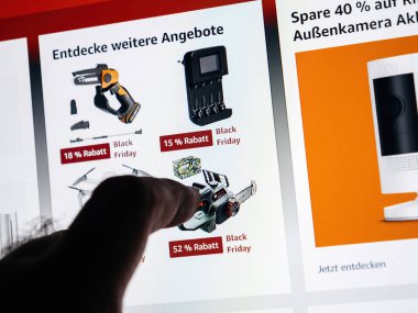 Paris, Fransa - 3 Aralık 2024: Bir kişi, Kara Cuma 'nın Almanca tekliflerini gösteren çevrimiçi bir alışveriş sitesinde indirimli bir testereye işaret ediyor..