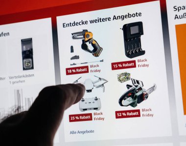 Paris, Fransa - 3 Aralık 2024: Amazon Almanya 'nın Kara Cuma anlaşmaları sayfasında, ekranda etkileşim halinde olan kullanıcı araçları, cihazlar ve elektronik ürünler de dahil olmak üzere çeşitli indirimli ürünler gösteriliyor.