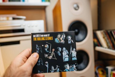 Paris, Fransa - 10 Aralık 2024: Bir el, The Rolling Stones 'dan The Rolling Stones' un 