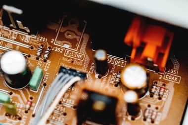 Frankfurt, Almanya - 15 Haziran 2023: Sony DVD SACD oynatıcısının karmaşık devre kartı, kapasitör, çip ve kablo bağlantılarını gösteren iç bileşenlerinin ayrıntılı bir görüntüsü.