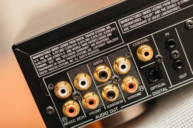 Frankfurt, Almanya - 15 Haziran 2023: Yamaha DVD-S1700 arka panelinin ön, orta, dış, subwoofer, eş eksenli ve optik dijital bağlantılar da dahil olmak üzere 5.1 ev sinema sesi için altın kaplamalı RCA çıktıları.