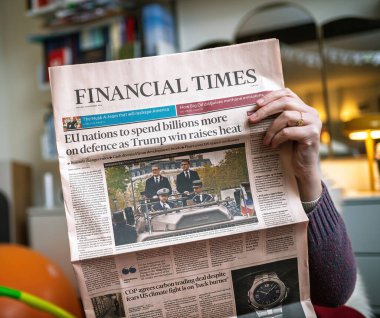 Paris, Fransa - 13 Kasım 2024: Bir etkinlik sırasında Fransa Cumhurbaşkanı Emmanuel Macron ve İngiltere Başbakanı Keir Starmer 'ın bir fotoğrafının yer aldığı AB savunma harcamalarıyla ilgili bir makalenin yer aldığı bir Financial Times gazetesi elinde bulunuyor