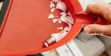 Siyah elektronik cihazın yakın planında elektrik şoku riski ve lazer sınıflandırmasını gösteren uyarı etiketleri, beyaz metin, semboller ve sertifika işaretleri yer alıyor.