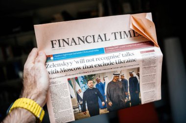 Paris, Fransa - 19 Şubat 2025: Ukrayna 'nın Moskova ile barış görüşmelerinin reddedilmesi ve uluslararası diplomatik gerginliklerin vurgulanması konulu bir ön sayfa makalesinin yer aldığı bir Financial Times gazetesi yayınlandı.