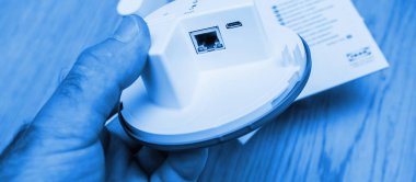 Paris, Fransa - 17 Ocak 2021: Bir el, parlak tasarımı ve pratik işlevselliğini vurgulayarak, çarpıcı mavi tonlarda yakalanan bir IKEA akıllı merkezini yapılandırdı.