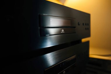SACD oynatıcısının aydınlatma görüntüsü loş, karamsar bir ev ortamında ılık bir parıltı yayıyor..