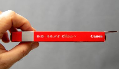 Paris, Fransa - 10 Mart 2025: Canon Fotoğraf Kağıdı + SG-201 kutusunun yakın görüntüsü ürün adı ve kırmızı kenar üzerine basılmış Canon markalı 10x15 cm saten çarşafların etiket detaylarını gösteriyor