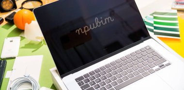 Paris, Fransa - Mar 13, 2025: Yeşil ve sarı bir masada yeni bir MacBook Air M4, Ukraynaca özel görüntüler sunuyor.