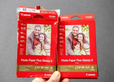 Paris, Fransa - 10 Mart 2025: İki paket Canon Fotoğraf Kağıt Artı Parlatıcı II PP-201, 10x15 cm boyunda parlak mürekkep püskürtme kağıdı ambalajı ve her biri görünür biçimde 50 yaprak ve bir kutu giyilmiş.