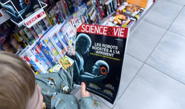 Paris, Fransa - 12 Mart 2025: Bir mağazanın kapağında insansı robotların ve yapay zekanın yer aldığı Bilim ve Vie dergisinin Mart 2025 sayısında, desenli ceketli meraklı bir çocuk yer alıyor.