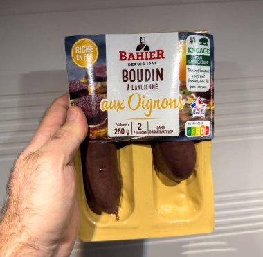 Paris, Fransa - 13 Mart 2025: Paketli Bahier marka bir Boudin 'e yakın plan, soğanlı geleneksel Fransız kanlı sosisi, demir ve korumasız olarak etiketlenmiş.