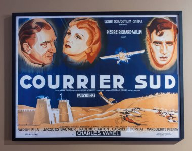 Paris, Fransa - 26 Mart 2025: Courrier Sud 'un dramatik portreleri, çöl sahneleri ve uçakları ile birlikte Antoine de Saint-Exupery havacılık temalı film uyarlaması
