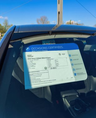 Paris, Fransa - 27 Mart 2025: BMW Serie 3 320dA M Spor vitrininde BMW Premium Seçim programı kapsamında özellikleri, garantileri ve fiyat detaylarını gösteren sertifikalı bir BMW serisinin yakın çekimi
