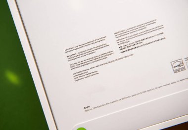 Paris, Fransa - Mar 13, 2025: MacBook Air M4 paketleme kutusunun arka tarafında basılı çokdilli lisans notları, teknik özellikler, model kodu, seri numarası ve bağlantı tanımlayıcıları gösteriliyor