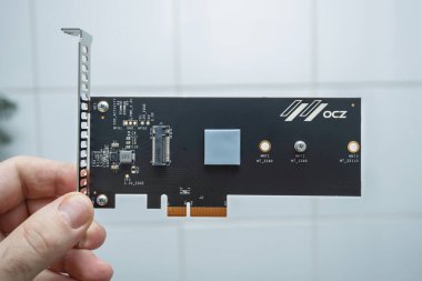 Paris, Fransa - 3 Şubat 2020: OCZ teknoloji devre kartının elektronik bileşenleri ve konnektörleri belirgin bir şekilde gösterilen yakın çekim görüntüsü.
