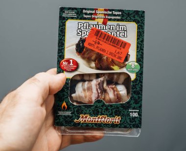 Paris, Fransa - 3 Şubat 2020: Bir el bir paket Montflorit sunar Orijinal İspanyol Tapas, pastırmaya sarılı erikler, glütensiz ve boyasız içeriği gösteren bir etiket.