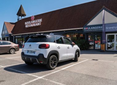 Le Touquet, Fransa - 23 Ağustos 2023: Fransa 'da Le Touquet, Fransa' daki Boulangerie Restoranı 'nın önüne park edilmiş bir Citroen arabası, Fransız kasabasında yerel ticaretin ve günlük yaşamın büyüleyici bir karışımını sergiliyor..