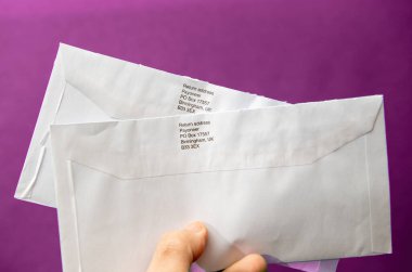 Paris, Fransa - 10 Mart 2025: Bir elde Payoneer Posta Kutusu 17557 Birmingham UK B33-EX 'ten alınmış iki beyaz zarf bulunuyor.