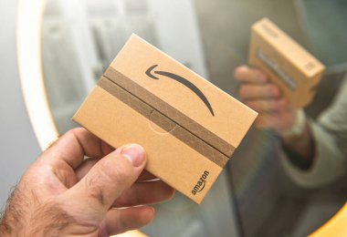 Paris, Fransa - 22 Kasım 2024: Amazon logolu bir Amazon hediye kartı çantası, aynaya yansıyor.
