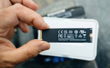 Paris, Fransa - 15 Haziran 2025: Eşkal: Samsung 970 EVO + SSD NVMe M.2 sürücüsü, ürün etiketini çeşitli sertifika ve işaretlerle gösteriyor.