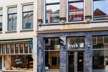 Haarlem, Hollanda - 30 Ağustos 2024: Hollanda, Haarlem 'in sokak manzarası, Keuken Badkamer Garderobe ve Sogno di Pasta restoranlarının yer aldığı bir kvik mağazası