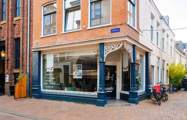Haarlem, Hollanda - 30 Ağustos 2024: Haarlem 'deki köşe binası ve PDZ ofisi ile metin ofisi FOOD teknikleri ZORC lojistik ürünü ve Zijlstraat sokak tabelası