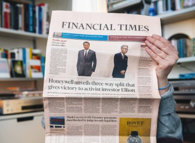 Paris, Fransa - 19 Şubat 2025: Açıklama: Riyad 'ın Gazze' ye yönelik karmaşık yüksek tel hareketi de dahil olmak üzere Financial Times gazetesinin manşetleriyle el ele tutuşması, Honeywell üçlü bölünmeyi açıklıyor ve 