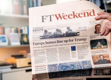 Paris, Fransa - 19 Şubat 2025: Avrupa patronları Trump, Pekin sığınağı için dizilmiş FT Weekend gazetesinin manşetleri ve 