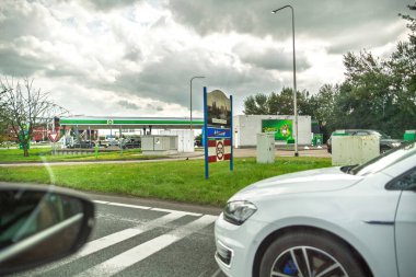 Haarlem, Hollanda - 30 Ağustos 2024: Hollanda 'nın tuhaf bir berber dükkanı, Kapsalon Ed Vilten, Hollanda' nın Alkmaar kentinde bulutlu bir gökyüzünün altında çarpıcı bir kestane rengi tabelalı geleneksel bir ön cephe sergiliyor..