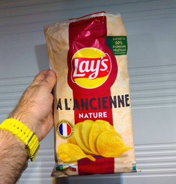 Bir el Lay 'in A l' ancienne Nature patates cipsini tutuyor ve% 50 sebze kaynaklı ambalajda klasik lezzeti gösteriyor..
