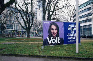 Freiburg, Almanya - 10 Şubat 2025: Maral, Volt partisinden bir aday, Almanya 'nın Freiburg kentindeki bir kampanya posterinde geleceğin odaklı mesajını tanıtıyor.